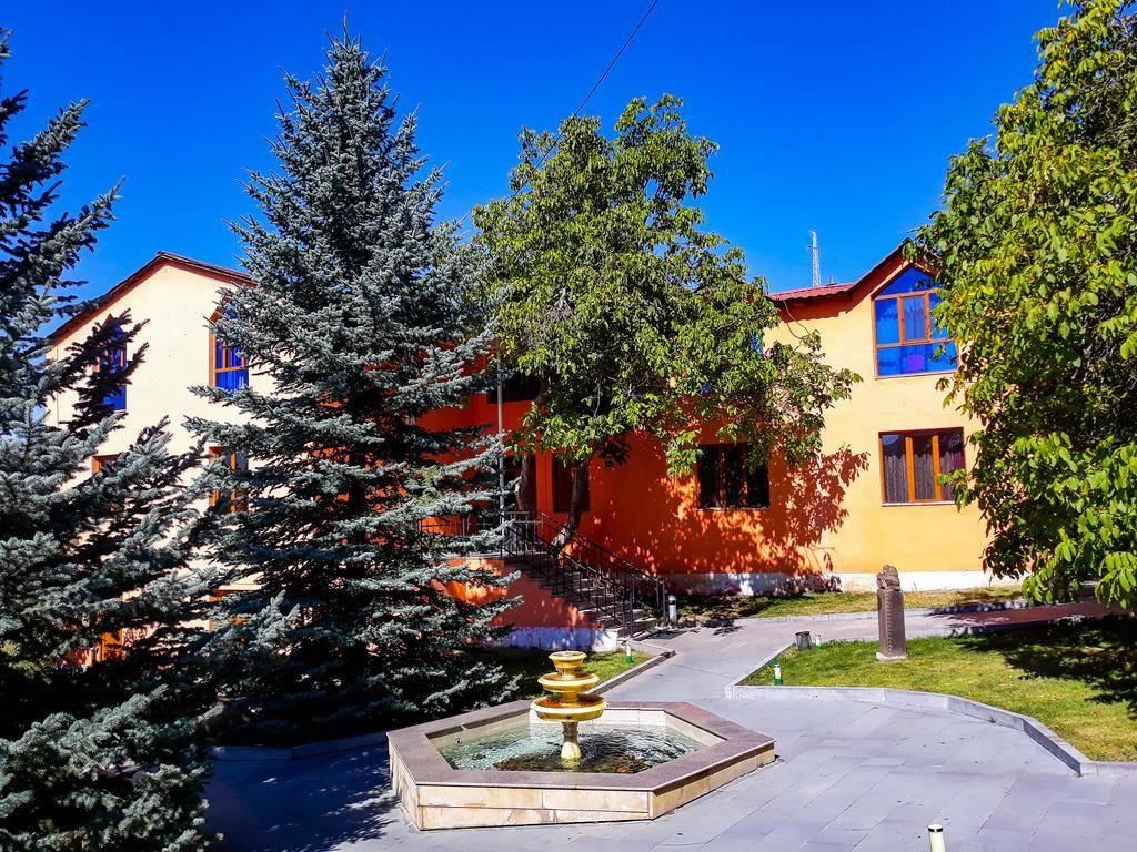 Отель Golden Rooster Hotel Гохт-4